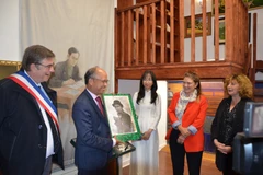 Đại sứ Đinh Toàn Thắng đón nhận bức ảnh lãnh tụ Nguyễn Ái Quốc-Chủ tịch Hồ Chí Minh do lãnh đạo thành phố Montreuil trao tặng. (Ảnh: Ngọc Hiệp/TTXVN)