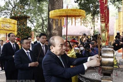 Chủ tịch nước Nguyễn Xuân Phúc và các đại biểu thực hiện nghi lễ dâng hương tại Điện Kính Thiên. (Ảnh: Thống Nhất/TTXVN) 