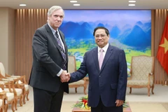 Thủ tướng Phạm Minh Chính và Thượng nghị sỹ bang Oregon Jeff Merkley. (Ảnh: Dương Giang/TTXVN) 