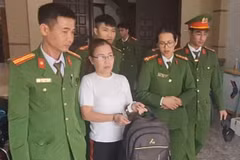 Cơ quan Cảnh sát Điều tra Công an huyện Hậu Lộc (Thanh Hóa) thi hành Lệnh bắt bị can để tạm giam đối với Nguyễn Thị Xuyến. (Nguồn: Cơ quan Công an)