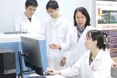 Giáo sư-Tiến sỹ Lê Minh Thắng hướng dẫn sinh viên trong phòng thí nghiệm. (Ảnh: Phương Hoa/TTXVN) 