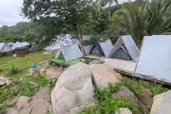 Một trong nhiều homestay xây dựng tự phát trên Núi Cấm. (Ảnh: TTXVN phát)