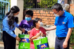 Đoàn viên, thanh niên Thành phố Hồ Chí Minh thăm hỏi, tặng quà cho con công nhân có hoàn cảnh khó khăn, người lao động tại các khu nhà trọ. (Ảnh: Thanh Vũ/TTXVN) 