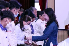 Phó Chủ tịch nước Võ Thị Ánh Xuân trao giấy chứng nhận danh hiệu 'Học không bao giờ cùng' cho các đại biểu được nhận học bổng. (Ảnh: Xuân Khu/TTXVN)