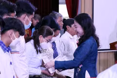 Phó Chủ tịch nước Võ Thị Ánh Xuân trao giấy chứng nhận danh hiệu 'Học không bao giờ cùng' cho các đại biểu được nhận học bổng. (Ảnh: Xuân Khu/TTXVN)