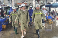 Thứ trưởng Bộ Nông nghiệp và Phát triển nông thôn Nguyễn Hoàng Hiệp kiểm tra tình hình đảm bảo an toàn tàu thuyền tại Cảng cá Thọ Quang. (Ảnh: Văn Dũng/TTXVN) 