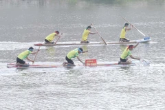 Lễ hội đua bè mảng trên sông Kỳ Cùng tỉnh Lạng Sơn thu hút 17 đội tham gia. (Ảnh: Anh Tuấn/TTXVN) 