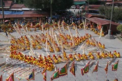 Các thanh niên nam nữ tiến hành xếp chữ trong Lễ hội Phủ Dầy. (Ảnh: Công Luật/TTXVN)