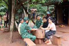 Lực lượng biên phòng Đồn Ia O, Biên phòng tỉnh Gia Lai thăm hỏi, động viên gia đình nạn nhân (làng Kloong, xã Ia O, huyện Ia Grai, Gia Lai) vừa được hỗ trợ đưa từ Campuchia về địa phương. (Ảnh: Hồng Điệp/TTXVN) 