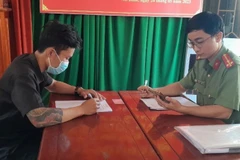 Ông N.T.B.D (trú tại phường Hiệp Thành, thành phố Thủ Dầu Một, tỉnh Bình Dương) tại cơ quan chức năng. (Ảnh: TTXVN phát) 