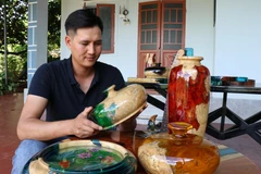 Những sản phẩm Wood Resin độc đáo, đẹp mắt. (Ảnh: Hồng Điệp/TTXVN)