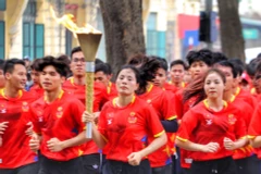 Vận động viên điền kinh Nguyễn Thị Huyền cùng các vận động viên tiêu biểu tham gia rước đuốc. (Ảnh: Tuấn Đức/TTXVN) 