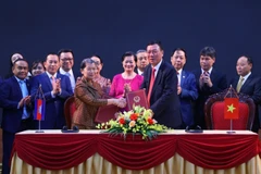 Tổng Thanh tra Chính phủ Đoàn Hồng Phong và Phó Thủ tướng, Bộ trưởng Bộ Quan hệ với Quốc hội-Thượng viện và Thanh tra Campuchia Men Sam An trao đổi Biên bản hợp tác giữa hai cơ quan. (Ảnh: Văn Điệp/TTXVN)