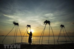 Du khách trải nghiệm không gian hoàng hôn trên Bãi Trường (Phú Quốc), nơi được cho là địa điểm ngắm hoàng hôn đẹp nhất Việt Nam. (Ảnh: Hồng Đạt/TTXVN) 