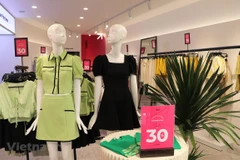 Nhiều cửa hàng thời trang chạy khuyến mãi phục vụ Ngày Phụ nữ Việt Nam 20/10. (Ảnh: Việt Anh/Vietnam+) 