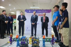 Bộ trưởng Ngoại giao Hoa Kỳ Antony Blinken tham quan một số trưng bày sản phẩm công nghệ tại Đại học Bách khoa Hà Nội. (Ảnh: TTXVN phát)