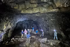Đoàn chuyên gia công viên địa chất của UNESCO tham quan thực tế một số điểm trong hệ thống hang động núi lửa Đắk Nông. (Ảnh: TTXVN phát)