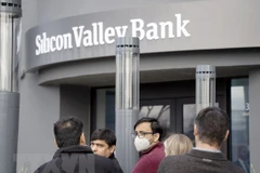 Người dân xếp hàng bên ngoài trụ sở ngân hàng Silicon Valley Bank (SVB) ở Santa Clara, California, Mỹ. (Ảnh: THX/TTXVN) 