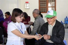 Chi trả lương hưu, trợ cấp xã hội qua thẻ chi trả điện tử cho người hưởng. (Ảnh: Diệp Anh/TTXVN) 