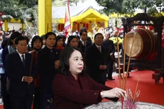 Quyền Chủ tịch nước Võ Thị Ánh Xuân dâng hương tại Đền Hai Bà Trưng. (Ảnh: Thống Nhất/TTXVN) 