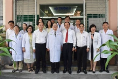 Ủy viên Bộ Chính trị, Bí thư Thành ủy Thành phố Hồ Chí Minh Nguyễn Văn Nên và đoàn cán bộ Thành phố chụp hình kỷ niệm cùng Giáo sư, bác sỹ Trần Đông A, nguyên Phó Giám đốc Bệnh viện Nhi đồng 2. (Ảnh: Đinh Hằng/TTXVN)