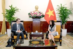 Thứ trưởng Bộ Ngoại giao Lê Thị Thu Hằng tiếp ông Daniel Caspary, Trưởng đoàn Nghị sỹ phụ trách quan hệ với ASEAN và các nước Đông Nam Á của Nghị viện châu Âu. (Ảnh: TTXVN/phát) 