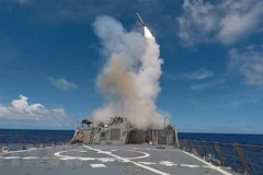 Tên lửa Tomahawk được phóng từ tàu khu trục USS Stethem lớp Burke. (Nguồn: AFP/TTXVN)