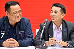 Lãnh đạo đảng Vì nước Thái Chonlanan Srikaew (phải) và lãnh đạo đảng Tự hào Thái Lan Anutin Charnvirakul tại lễ công bố thành lập Chính phủ liên minh mới ở Bangkok, ngày 7/8/2023. (Nguồn: AFP/TTXVN)