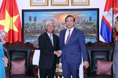 Ông Võ Văn Hoan (bên trái), Phó Chủ tịch Ủy ban Nhân dân Thành phố Hồ Chí Minh chúc mừng ông Chan Sorykan, Tổng lãnh sự Vương quốc Campuchia tại Thành phố Hồ Chí Minh. (Ảnh: Xuân Khu/TTXVN)