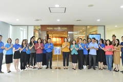 Tổng Giám đốc Thông tấn xã Việt Nam Vũ Việt Trang khánh thành công trình thanh niên Chuyển đổi Số trong giới thiệu các Khu Di tích của TTXVN. (Ảnh: Minh Đức/TTXVN) 