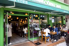 Mặc dù thời tiết bắt đầu nắng nóng song thực khách Hàn Quốc vẫn chấp nhận ngồi bên ngoài để thưởng thức món ăn truyền thống Việt Nam tại nhà hàng Cộng 365. (Ảnh: Anh Nguyên/TTXVN) 