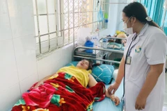 Bác sỹ Trung tâm Y tế huyện Buôn Đôn thăm khám cho các bệnh nhân nghi ngộ độc thực phẩm. (Ảnh: TTXVN phát)