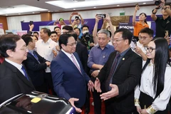 Thủ tướng Phạm Minh Chính thăm gian hàng trưng bày sản phẩm đổi mới sáng tạo. (Ảnh: Dương Giang/TTXVN) 