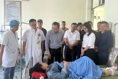 Lãnh đạo Ủy ban An toàn Giao thông Quốc gia thăm hỏi các nạn nhân vụ tai nạn giao thông tại huyện Hữu Lũng, tỉnh Lạng Sơn. (Ảnh: TTXVN phát)