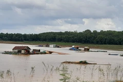 Người dân chuyển sang mô hình nuôi cá lồng bè trên Hồ Thủy điện Thác Mơ, thuộc xã Đức Hạnh, huyện Bù Gia Mập, tỉnh Bình Phước. (Ảnh: K GỬIH/TTXVN)