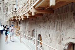 Nằm bên bờ sông Hoàng Hà, quần thể tượng đá Bính Linh tự trải dài suốt 2km dọc theo các vách đá với 184 hang động, 776 bức tượng cùng hơn 900m2 bức bích họa trạm khắc trên đá. (Ảnh: Thành Dương/Vietnam+) 