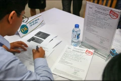 Với việc phân cấp cải cách hành chính, chỉ từ 5 -10 phút, các cá nhân có thể hoàn thiện thủ tục đổi giấy phép lái xe. (Ảnh: PV/Vietnam+) 