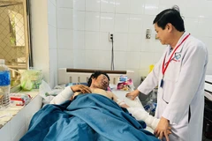 Ông N.H.Đ., 43 tuổi, trú tại Thành phố Hồ Chí Minh, bị bỏng nặng do bị người khác tẩm xăng đốt được điều trị tại bệnh viện đa khoa Thống Nhất (Đồng Nai). (Ảnh: Lê Xuân/TTXVN) 