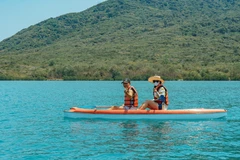 Du khách chèo thuyền trải nghiệm trong khu rừng ngập mặn Đầm Bấy, vịnh Nha Trang, tỉnh Khánh Hòa. (Ảnh: Phan Sáu/TTXVN) 