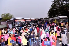 Hàng ngàn công nhân lao động Thủ đô khó khăn được hỗ trợ phương tiện về quê đón Tết. (Ảnh: TTXVN phát)