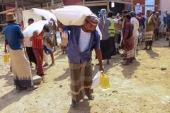 Người dân nhận hàng cứu trợ của Chương trình Lương thực Thế giới (WFP) tại tỉnh Hajjah, Yemen, ngày 22/1/2023. (Ảnh: AFP/TTXVN) 