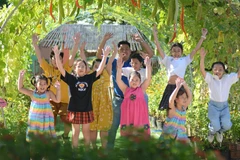 Học sinh vui vẻ tham gia các trải nghiệm trong khu vườn Edu garden. (Ảnh: Văn Dũng/TTXVN)