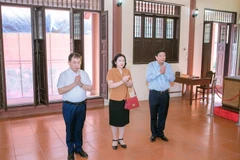 Lãnh đạo tỉnh Hải Dương và TTXVN dâng hương tưởng niệm đồng chí Lê Thanh Nghị. (Ảnh: TTXVN phát)