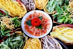 Lẩu Thả của ngư dân Mũi Né mang đậm nét văn hóa ẩm thực Việt, được trang trí độc đáo theo triết lý âm dương, gồm có: kim, mộc, thủy, hỏa, thổ,… mang đến nhiều dưỡng chất tốt cho sức khỏe. (Ảnh: Hồng Đạt/TTXVN) 