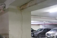 Các tầng hầm để xe của chung cư Mường Thanh Sơn Trà xuất hiện nhiều vết nứt lớn, thấm dột gây mất thẩm mỹ, mất an toàn cho người dân. (Ảnh: Quốc Dũng/TTXVN) 