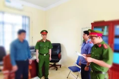 Cơ quan Cảnh sát điều tra đọc lệnh bắt tạm giam bị can Bạch.C.T, Hiệu trưởng Trường TH &THCS xã Bình Sơn để điều tra về tội dâm ô. (Nguồn: Công an tỉnh Hoà Bình)