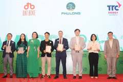 Đại diện doanh nghiệp nhận vinh danh Top 50 doanh nghiệp phát triển bền vững tiêu biểu năm 2023. (Ảnh: Mỹ Phương/TTXVN) 