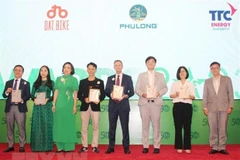 Đại diện doanh nghiệp nhận vinh danh Top 50 doanh nghiệp phát triển bền vững tiêu biểu năm 2023. (Ảnh: Mỹ Phương/TTXVN) 
