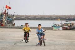 Trẻ em vui chơi trên quảng trường huyện Bạch Long Vỹ. (Ảnh: Minh Thu/TTXVN) 