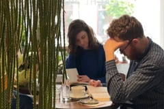 Độc giả tham gia đọc chậm tại quán Cache-pot. (Ảnh: Nhân vật cung cấp) 